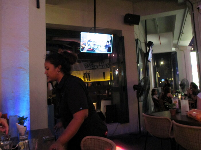 Пчёлка-трудяга. Ресторан Prive, Кларк-Ки, Сингапур.