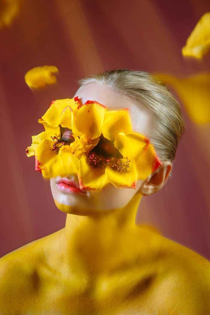 Подбросили лепестки