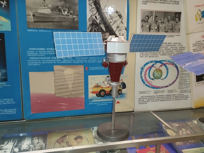 Советский спутник шпион, огромный фотоаппарат. Снимки сохранялись на фотоплёнке. Фотоплёнку сбрасывали на землю на парашюте.