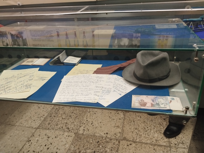 Рукописи Королёва. Настоящая шляпа Королёва которую подарила вдова конструктора. Среди бумаг есть доклад, что Юрий Гагарин находиться в Куйбышеве на следующий день после полёта в космос.