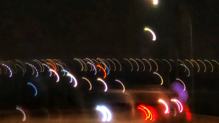 Размазанное фото ночной дороги под Ростовом-на-Дону