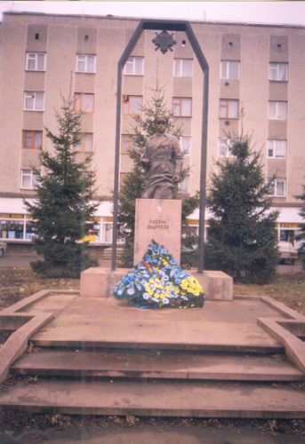 А в райцентре Снятин Ивано-Франковской области установлен памятник убийце и палачу, гитлеровскому прислужнику, бандеровцу Василию Андрусяку (кличка «Ризун»)