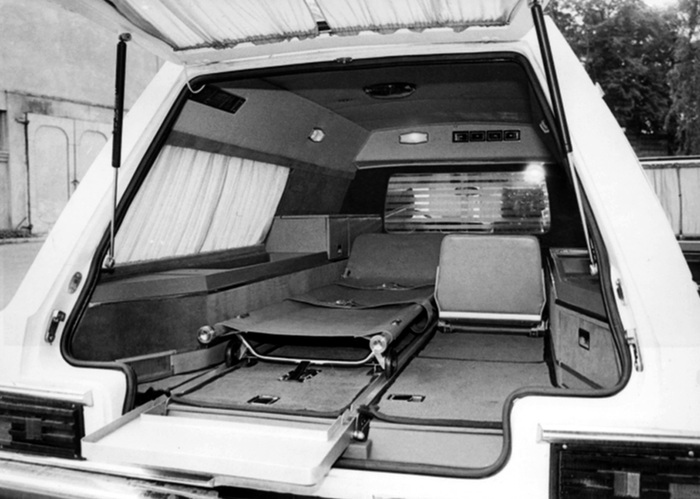 Санитарки для Фиделя Кастро были белыми и с удлиненными носилками