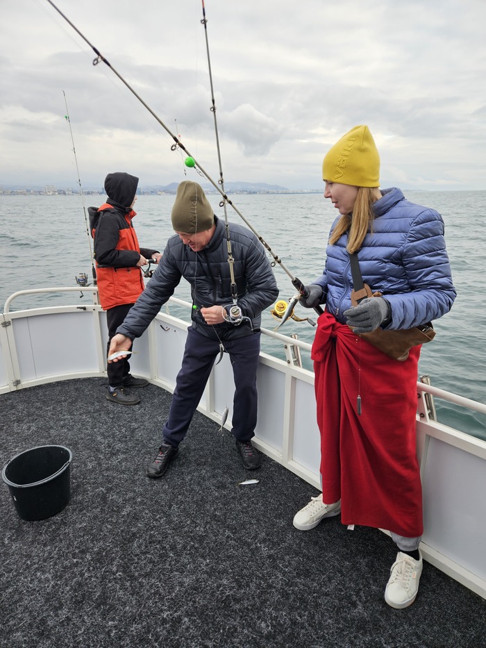 Иногда вытаскиваои по 2-3 рыби.(летом по 4-5)