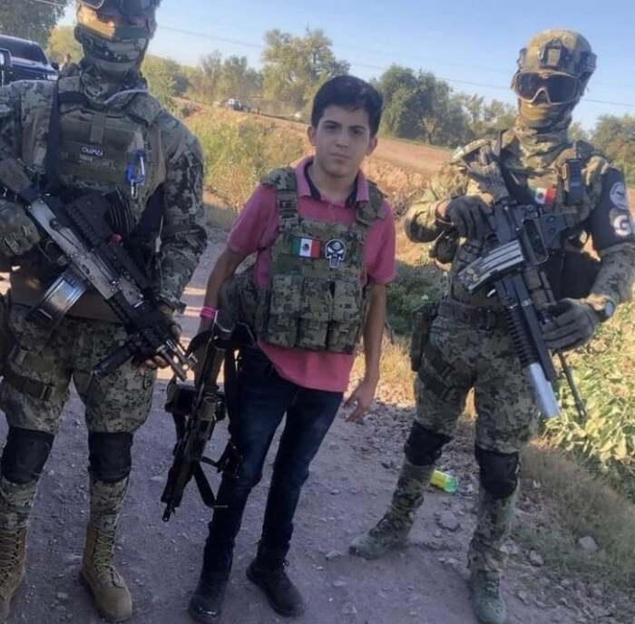 Подросток из картеля Синалоа, вероятно, вооруженное крыло Gente Nuevo.