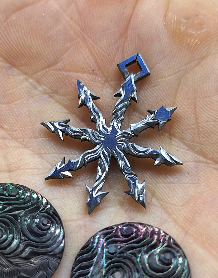 снизу можно увидеть запонки Звездная ночь, я делал их параллельно с этой серьгой, поэтому они попали в кадр.