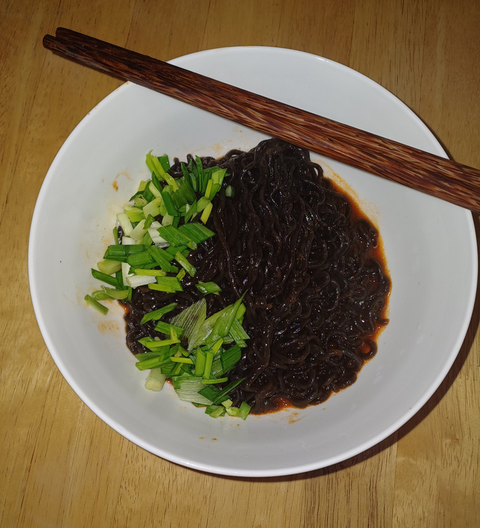 Способ приготовления простой (для лапши для варки) - в кипящую воду 450мл кладём брикет и варим 4-5 минут. Воду сливаем кроме двух столовых ложек, добавляем соус и масло и, жарим, помешивая ещё минуту. Ну и куда же без зелёного лучка!