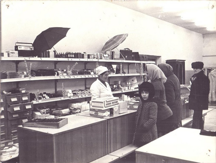 В торговом зале магазина в д. Слуда, из альбома «Тарногское райпо в 80-е годы»