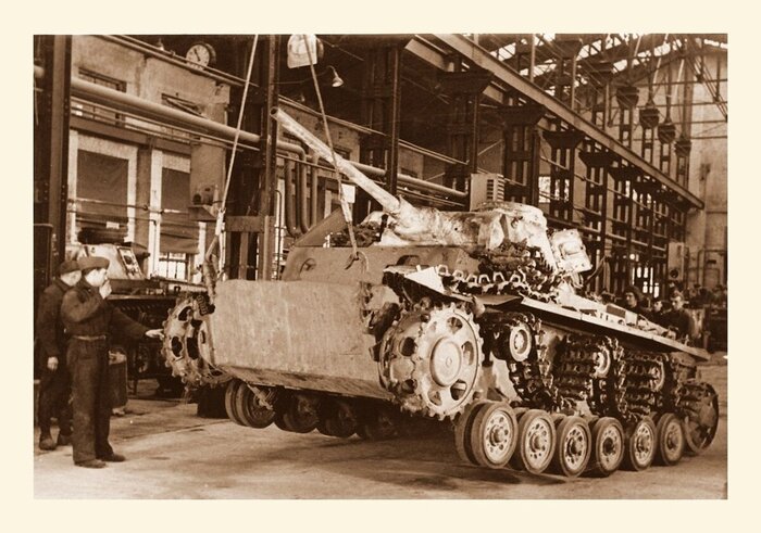 Сейчас здесь чинят танк Pz. III, но совсем скоро будут делать одни из лучших советских грузовиков