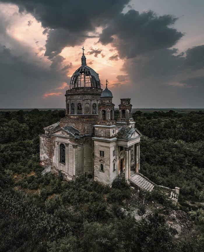 Заброшенный мавзолей Бобда в Румынии Фотография, Reddit, Reddit (ссылка), Румыния