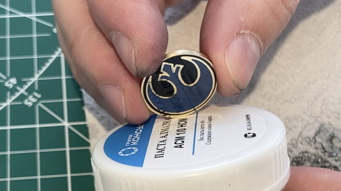 Немного зеркалит.