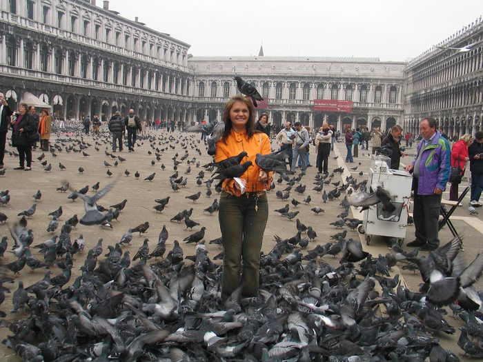 Самое популярное место, где люди кормят голубей и фотографируются с ними — площадь Сант-Марко. Сейчас подкармливать птиц запрещено. За это вы получите штраф в 500 евро.