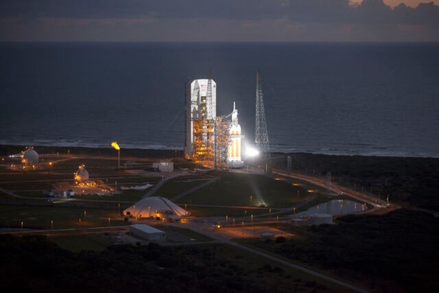 На этом снимке с воздуха показана тяжелая ракета United Launch Alliance Delta IV, ожидающая старта с космодрома 37 на станции военно-космических сил на мысе Канаверал, Флорида.НАСА/Ким Шифлетт