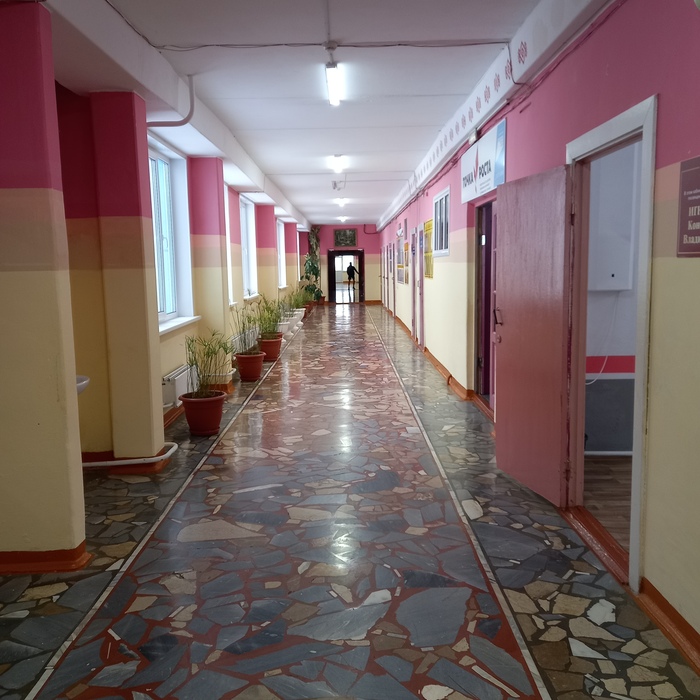 Коридор первого этажа (здание школы, если что, двухэтажное)