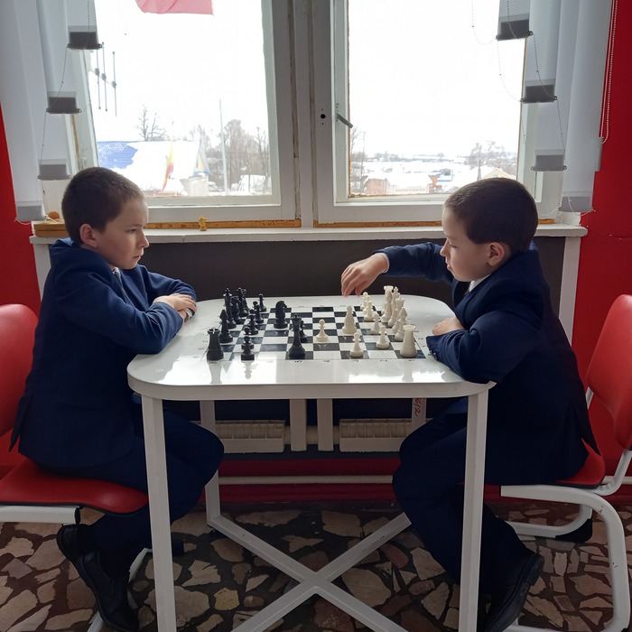 Обычная перемена. Школа, второй этаж. Здесь дети, кстати, почему-то очень любят играть в шахматы (еще один повод для моего удивления)