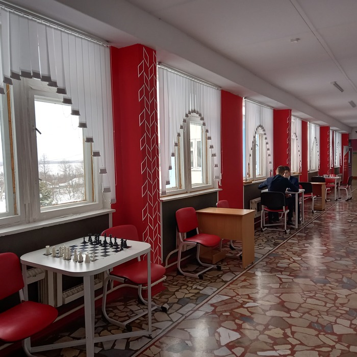 Два старшеклассника в ожидании школьного автобуса