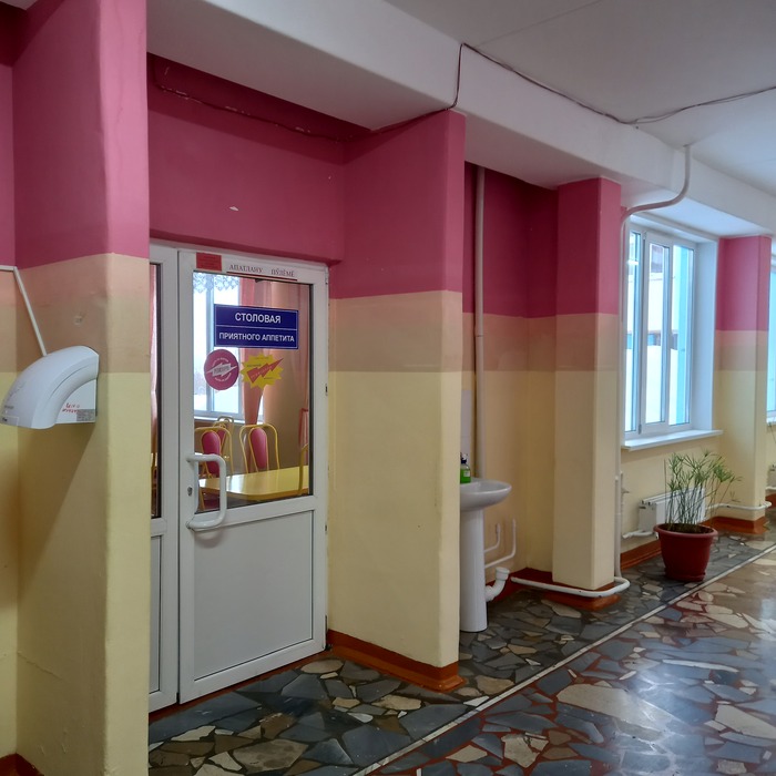 Еще одно открытие для меня: бесплатные завтраки для всех школьников. Про городские школы ничего не знаю, а здесь оно - вот так