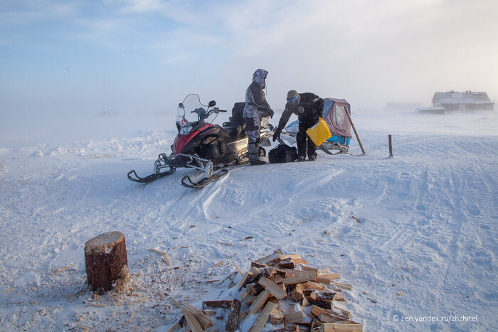 Соблюдаем традиции. Перед тем, как зайти в дом, нужно взять несколько поленьев
