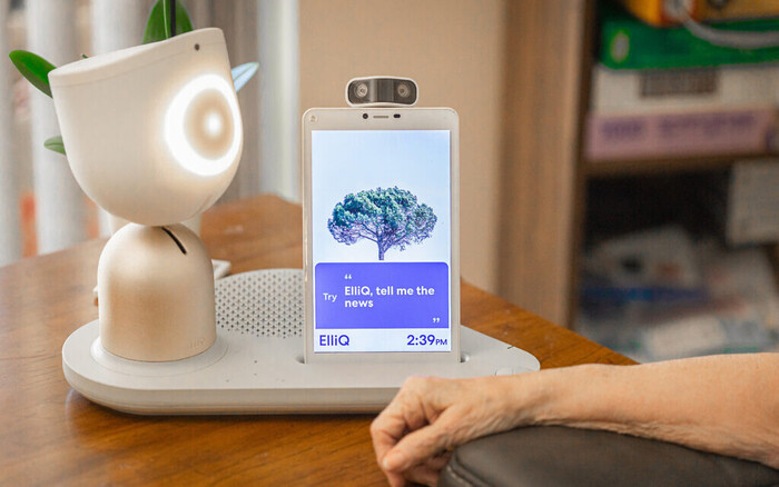 Система ElliQ от Intuition Robotics специально разработана для пожилых людей