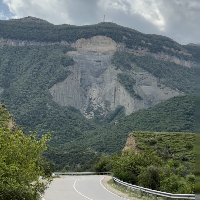 Если присмотреться, то на месте оползня можно увидеть голову телекомпании Вид.