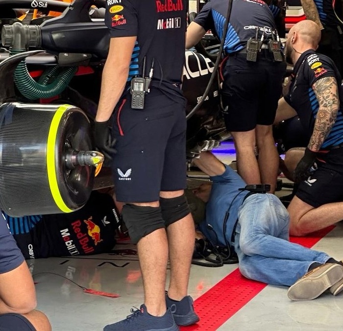 Эдриан Ньюи оценивает повреждения, нанесенные вылетевшим люком