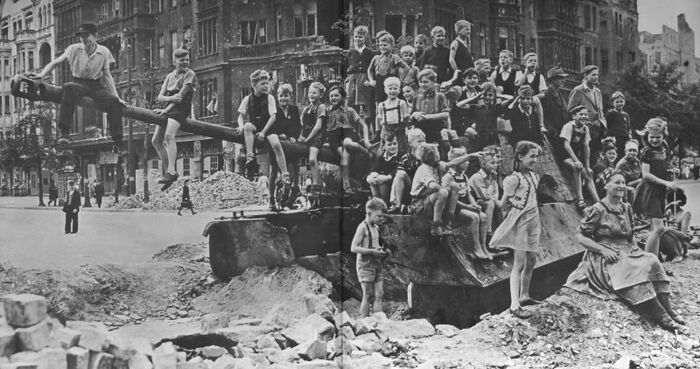 Дети позируют на танке «Пантера», подбитом на улице Берлина