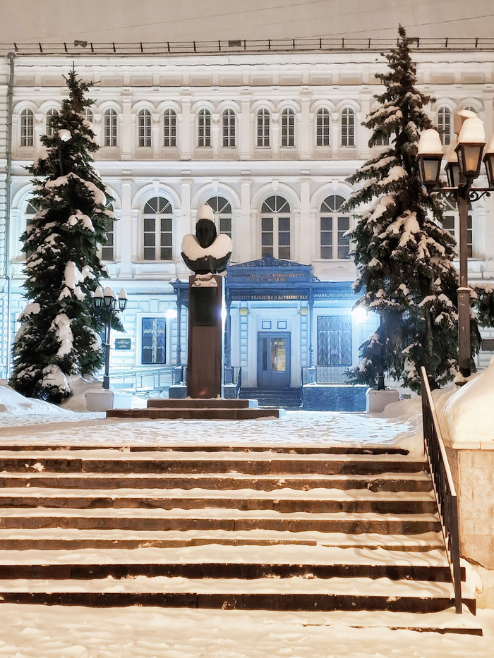 Днём перед входом на филфак университета всегда толкутся студенты. Ночью остались только их следы.