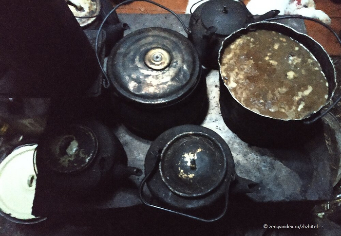 На печке несколько чайников и похлебка из оленины