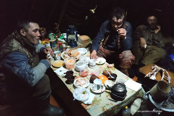 Оленеводы в чуме