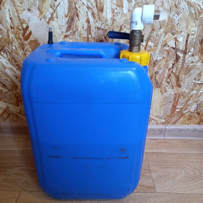 А вот так решили "водяной вопрос": муж привозит несколько канистр после работы. Приложив инженерный ум, смастерил краник для удобства