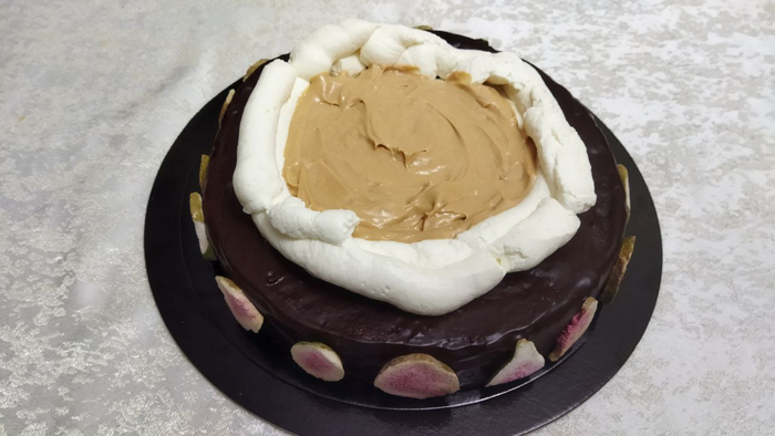 наносим крем из варёной сгущенки и крема со взбитыми сливками на основе сыра (можно маскарпоне, можно кремчиз, для чизкейков)