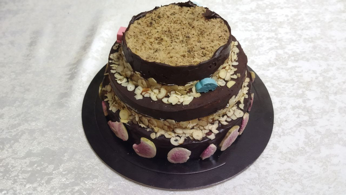 далее 3 корж (морковный бисквит) Все слои присыпаем лепестками фундука.