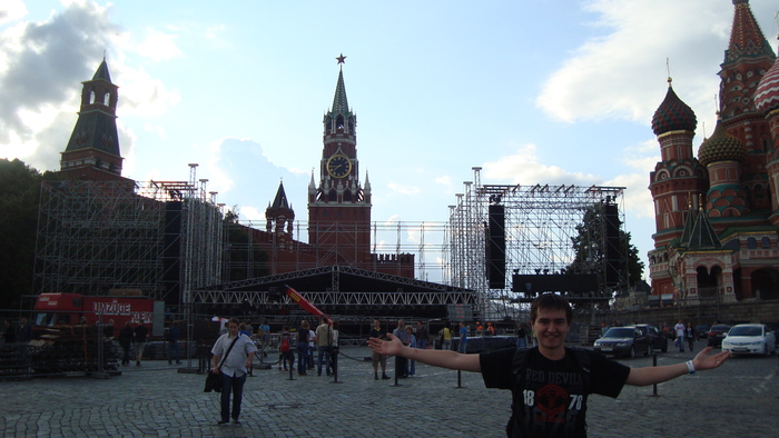 Подготовка сцены для выступления Linkin Park