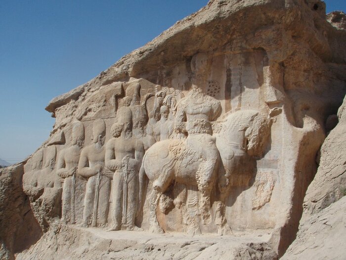 Сейчас древние персидские барельефы заброшены, ибо с приходом ислама изображать что-либо живое стало нельзя. Многие, однако, сохранились и представляют собой настоящие шедевры искусства доисламского Ирана