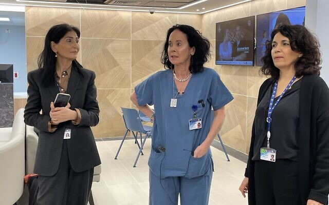 Слева направо: зам.директора по сестринскому делу Эти Узиэль, директор по хирургии проф.Идит Матот и зам.директора по операциям Рут Саспортас в новой «мини-госпитале» амбулаторной хирургии в Тель-Авивском медицинском центре Сураски – больнице Ихилов.