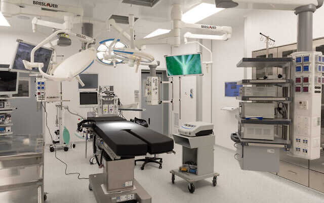 Одна из 10 операционных в новой «мини-госпитале» для амбулаторной хирургии Тель-Авивского медицинского центра Сураски — больницы Ихилов, оснащенной новейшими технологиями, февраль 2024 года. (Дженни Йерушалми)