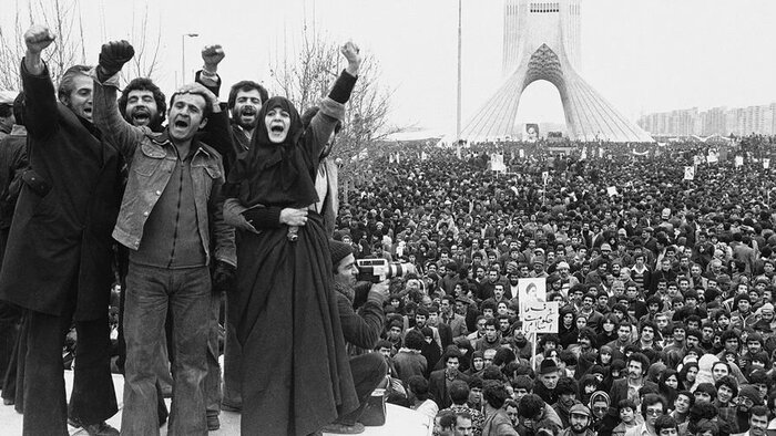 Протесты против шаха были воистину всенародными, причем во главе стоял очень популярный в народе духовник Хомейни, даже интеллигенция и женщины были за него