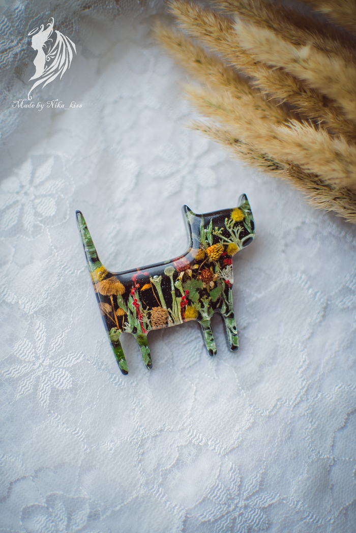 Брошь с лесным наполнением