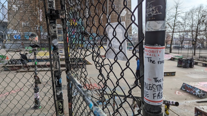 Популярный АнтиИзраильский лозунг на наклейке Почты Америки: "От:Реки До:Моря Палестина Будет Свободна"