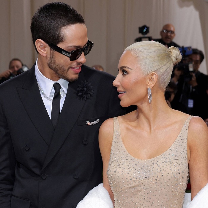 Пит Дэвидсон очень хорошо справляется с этим, манипулируя растительностью на лице.