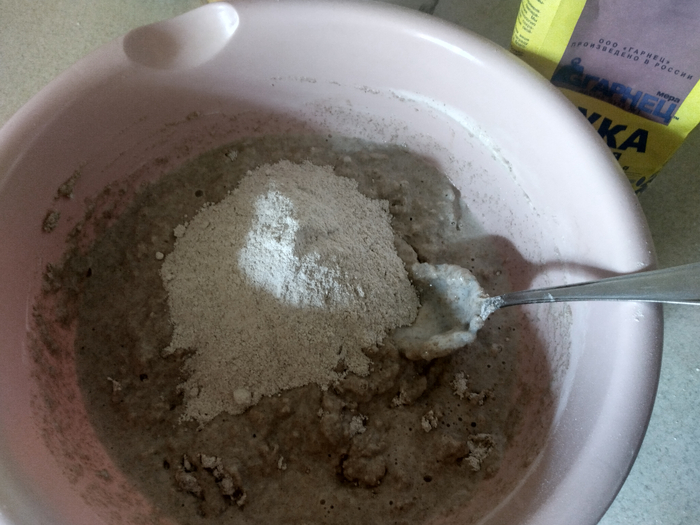 Тесто убрала в холодильник на 1 час. Так советуют кулинары, чтобы оно потом было более податливое при лепке.