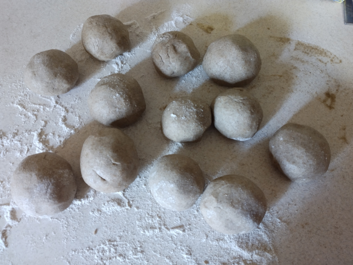 Добавляем начинку и формуем кое-как. Хотя, я старалась - у меня не получилось. Тесто совершенно не слушается.