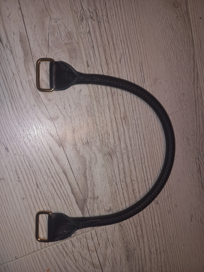 Внутрь вкладывается формообразующий элемент (тркбка, трос). И стягивается по всей длине.