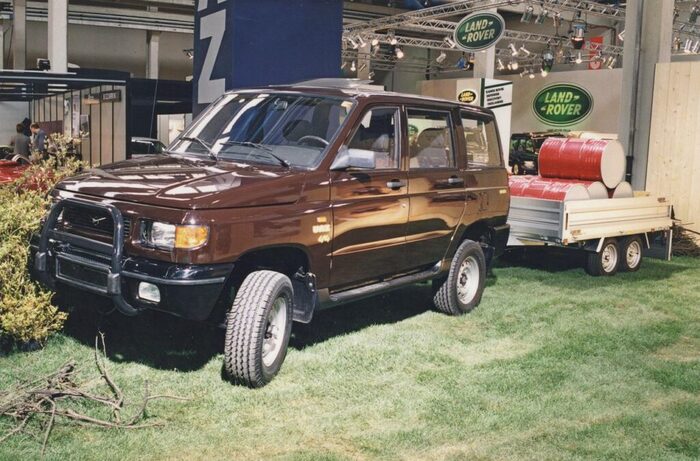 UAZ Simbir lungo с турбодизелем VM (2,5 л, 110 л. с. при 3900 об/мин, 300 Н.-м при 2000 об/мин), стенд De Tomaso на Туринском автосалоне 2000 года.