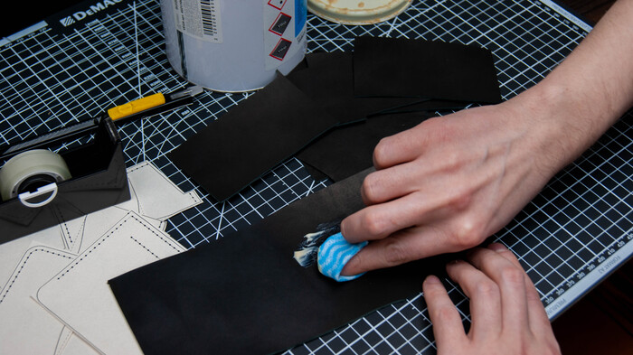 После того как масло разошлось по структуре кожи(примерно часа 2) наношу спец.крем(для промышленного производства изделий из кожи и обуви). После высыхания располировываю.