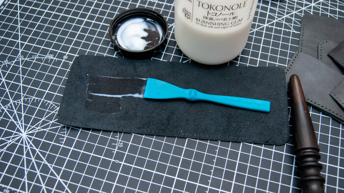 Наношу на обратную сторону кожи(бахтарму) японское чудо средство Токонол. После высыхания располировываю. Делаю это для того чтобы карты и купюры легче вытаскивались. Да и вообще считаю что после этой процедуры изделие имеет более законченный вид.