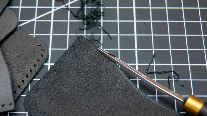 Кромкорезо срезаю кромку для того чтобы торец кожи был закругленным, так элегантнее и красивее по моему мнению. Потом тема же самым Токонолом полирую торец кожи(урез). Фото не сделал)