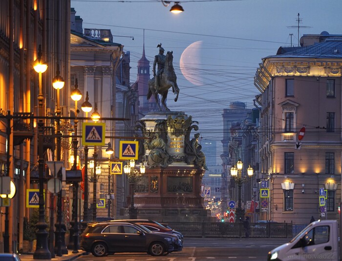 Луна и памятник Николаю I