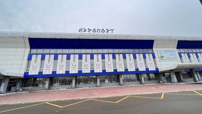 здание международного аэропорта города Абакан, имени Героя Советского Союза Василия Тихонова, апрель 2023 года. (фото автора)