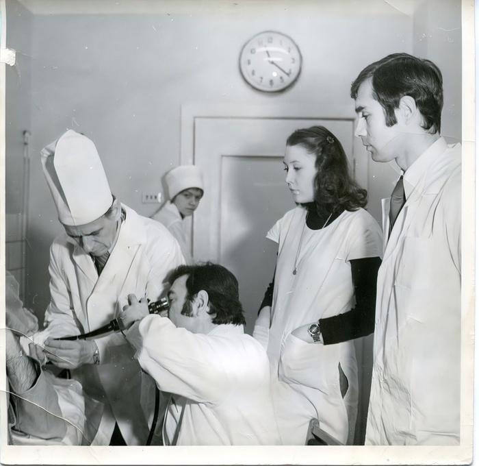 «Первые азы в эндоскопии». На фото Б. И. Яворский с наставником В. Я. Заводновым, г. Москва, ЦНИИГ, 1978 г. 